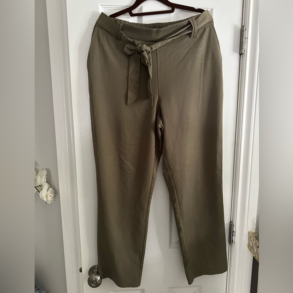 Woman’s Olive Green Tie-Waist Pants